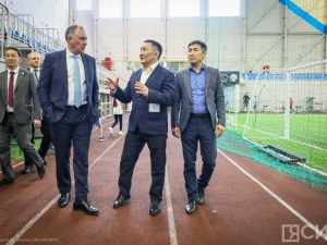 Президент Олимпийского комитета России осмотрел ход возведения скалодрома в Якутске