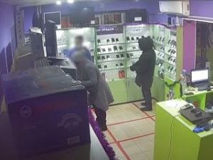 Житель Якутска украл телефон с витрины магазина