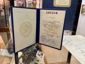 В Якутском музее имени Ярославского открылась выставка, посвященная 85-летию Николая Сантаева