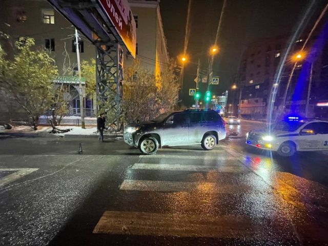 В Якутске 67-летний пенсионер попал под колеса, когда переходил дорогу на разрешающий сигнал светофора