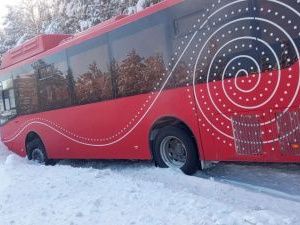В Якутске маршрутный автобус съехал с дороги