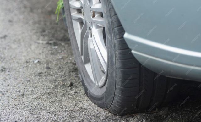 Бытовой конфликт в Якутске закончился уголовным делом: мужчина проколол все колеса автомобиля соседки