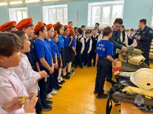 Пятиклассники Нижне-Бестяхской средней школы вступили в отряд юных спасателей МЧС