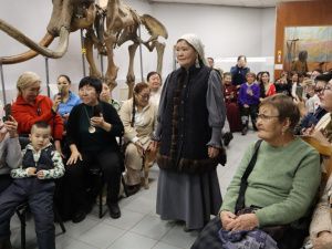 Якутские мастерицы воссоздали по фотографии роскошные наряды знатных дам начала XX века