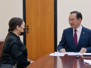 Глава Якутии поручил администрации Якутска взять на контроль вопрос предоставления квартиры для сироты 