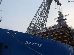 На строящийся атомный ледокол «Якутия» установили мачту