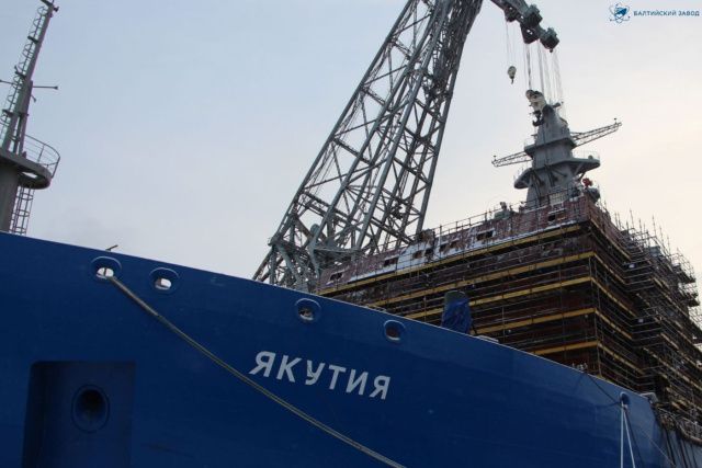 На строящийся атомный ледокол «Якутия» установили мачту