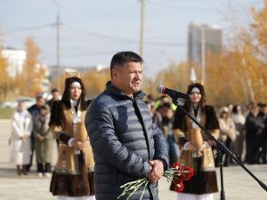 Андрей Тарасенко возложил цветы к памятнику Максиму Кировичу Аммосову