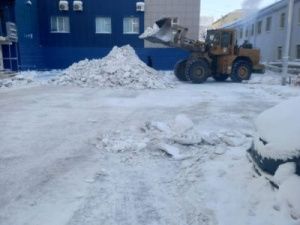 В Октябрьском округе Якутска активно чистят снег с крыш и наледи