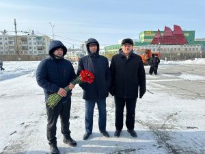 Национальные общины Якутии возложили цветы к мемориалу жертвам теракта