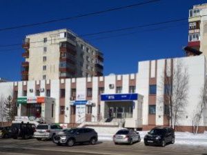 Работника ВТБ "премировали" лотком. Полиция и ФСБ в мирнинском офисе банка