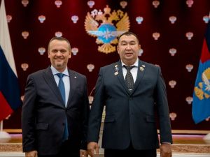 Министр транспорта России наградил дальнобойщиков Якутии