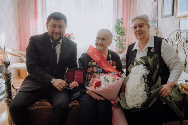 Евгений Григорьев поздравил ветеранов Великой Отечественной войны - почетных граждан города Якутска