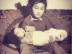 "Я не видела его уже несколько месяцев, он работает в "красной (ковидной) зоне", - мэр Якутска поздравила брата с днем рождения