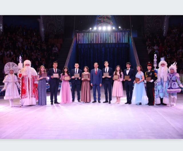 700 школьников со всей республики стали участниками Ёлки Главы Якутии Айсена Николаева