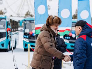 Кирилл Бычков вручил главам районов Якутии ключи от новых автобусов