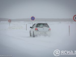 Спасатель помог людям с заглохшим автомобилем в Намском районе
