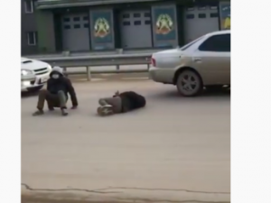 На троих! В Якутске жители валяются прямо на проезжей части