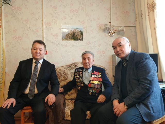 Алексей Стручков в Вилюйском районе встретился с ветераном войны