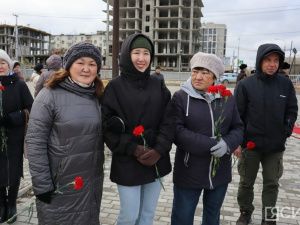 В Якутске возложили цветы к памятнику Матери