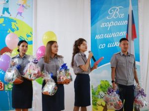 Сотрудники УФСИН подарили школьные наборы воспитанникам детских социальных учреждений Якутии