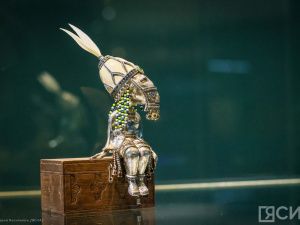 В НХМ Якутии открылась выставка всемирно известного художника-ювелира Александра Манжурьева