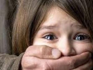 Педофил обманом завлек девочку к себе домой 