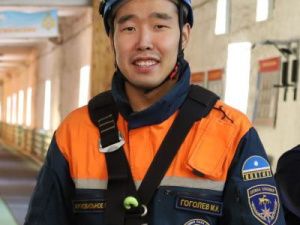 В Якутске на несанкционированном пляже спасатель Мичил Гоголев спас тонувшую девушку