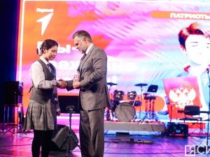 В Якутске школьникам торжественно вручили паспорта в День народного единства