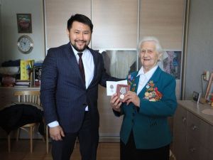 Евгений Григорьев вручил ветеранам войны юбилейные медали к 75-летию Великой Победы 