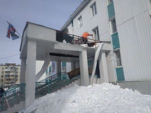 В школе №15 идут ремонтно-восстановительные работы покрытия козырька центрального входа