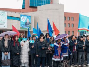 Премьер Якутии Кирилл Бычков возложил цветы к памятнику Платону Ойунскому
