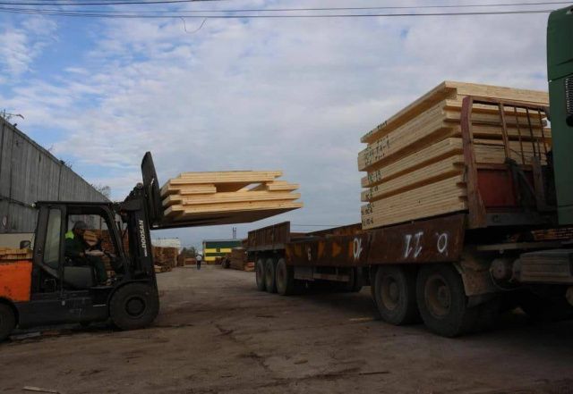 В село Бясь-Кюель Горного улуса отправлена первая партия пиломатериалов для постройки новых домов