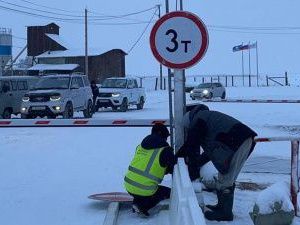 Ледовая переправа Хатассы — Павловск открыта для машин до 3 тонн