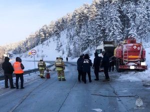 В Якутии столкнулись грузовой автомобиль и бензовоз: Произошла утечка нефтепродуктов
