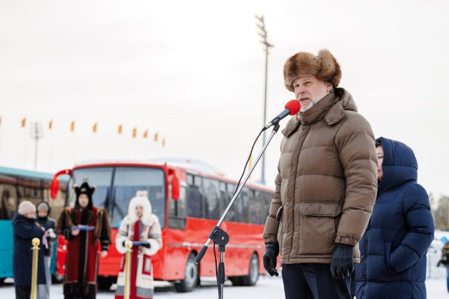 Кирилл Бычков вручил главам районов Якутии ключи от новых автобусов