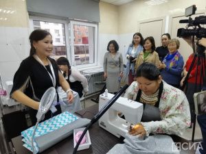 В Якутске 16 человек с инвалидностью трудоустроились в новую творческую мастерскую