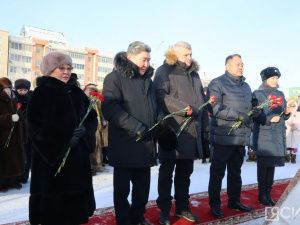 Якутяне возложили цветы к мемориальной плите «Город-герой Сталинград»