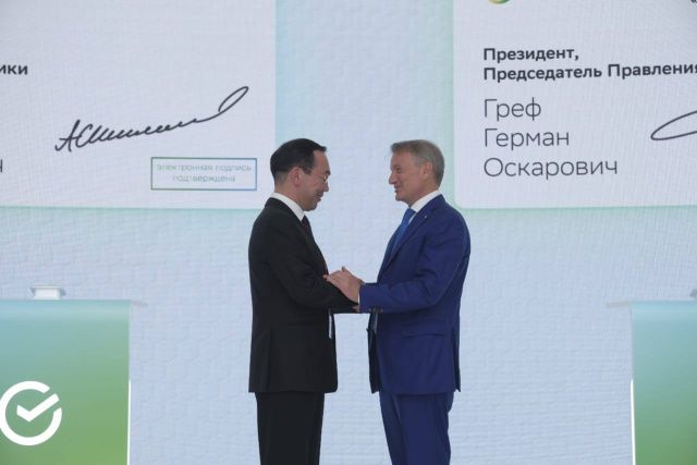 Айсен Николаев и Герман Греф на ПМЭФ