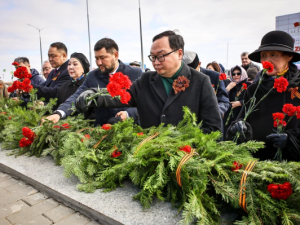 Якутяне возложили цветы к стеле Победы в память о воинах-якутянах