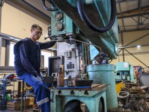 Работа не для слабаков: как вымораживают и ремонтируют речные суда в Якутии