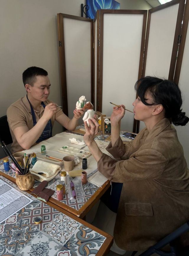 Чемпион с женой самолично изготовили подарки родителям