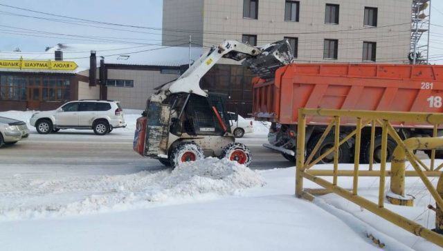 Пять тысяч кубометров снега ежедневно вывозят с улиц Якутска