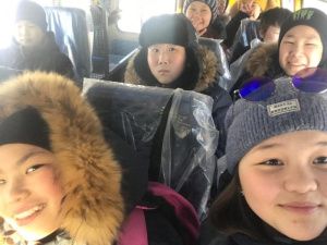 «Долго не могли найти водителя». В арктическое село Оленегорск доставили долгожданный школьный автобус