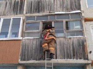 В Якутии спасли замерзающую на балконе девочку