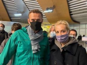 Навальный прилетел в Москву. Его задержали после прохождения паспортного контроля