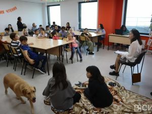 В детской библиотеке Якутска прошло занятие с собакой по кличке Лекси