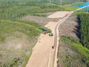 Началось устройство насыпи автомобильного подхода Ленского моста к федеральной трассе «Лена»