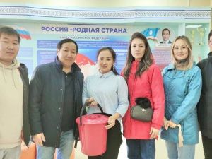 Урожай ягод собрали жители Момского района в помощь участникам СВО и их семьям