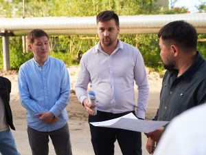 Евгений Григорьев проверил ход работ по благоустройству дворовых территорий в Якутске